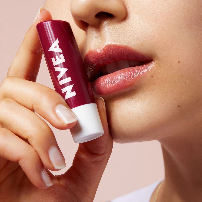 Protector-Labial-Humectante-Blackberry-Shine-