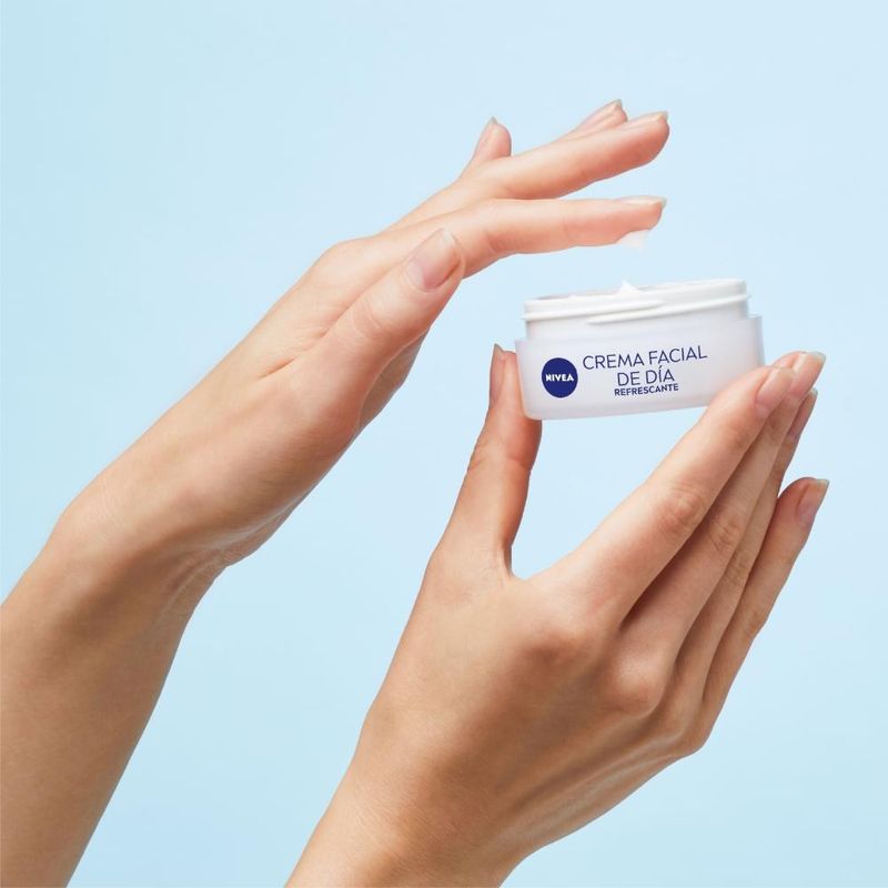 Crema-Hidratante-de-Dia-Essentials-Con-Vitamina-E-y-FPS-15-