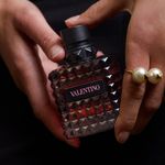 vlt_dmi_frag_bir-pink-intensa_donna_lifestyle_in-hands_1x1