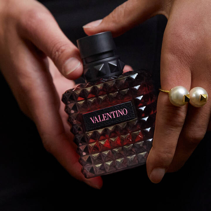 vlt_dmi_frag_bir-pink-intensa_donna_lifestyle_in-hands_1x1
