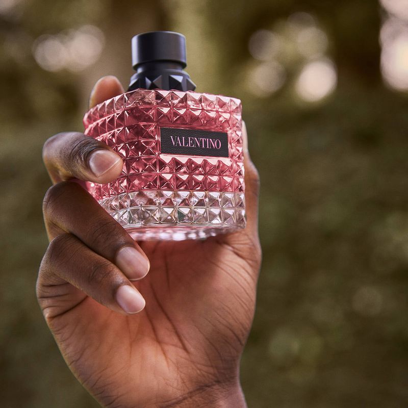 vlt_frag_bir-green_launch-24_dmi_donna_pink_lifestyle_in-hand_1x1