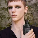 vlt_frag_bir-green_launch-24_dmi_uomo_pink_model_lifestyle_in-hand_1x1
