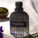 vlt_frag_bir-green_launch-24_dmi_uomo_pink_lifestyle_pack_1x1